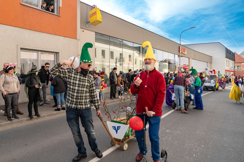 Umzug2025-092_8999 | Fotostrecke: FASCHINGSUMZUG 2025 in Loosdorf. 22 Masken(gruppen)-Teilnehmer: Loosdorfer Vereine, Wirtschaftstreibende, Gemeindeabordnungen sowie Kreditinstitute. rund 700 Besucher entlang der Hauptstrasse. Veranstaltungs-Sicherung durch Mannschaft der FF-Loosdorf mit schwerem Gerät. Maskenprämierung am EKZ-Platz durch Bgm. Thomas Vasku in den Kategorien: Bester Festwagen (Fa. gkonzept-Groissenberger; Beste Personengruppe-ASK-Loosdorf; Beste Einzelperson; Weiteste Anreise-FF Schollach;