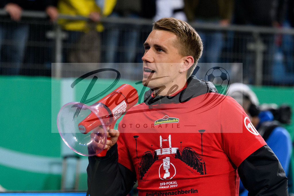 HSVSCF20220419_439 | Fussball, Herren: Nils Petersen (SC Freiburg) schaut beim DFB-Pokal-Halbfinalspiel zwischen Hamburger SV und SC Freiburg im Volksparkstadion am 19.04.2022 in Hamburg, Deutschland.DFB / DFL REGULATIONS PROHIBIT ANY USE OF PHOTOGRAPHS AS IMAGE SEQUENCES AND/OR QUASI-VIDEO. - Realisiert mit Pictrs.com