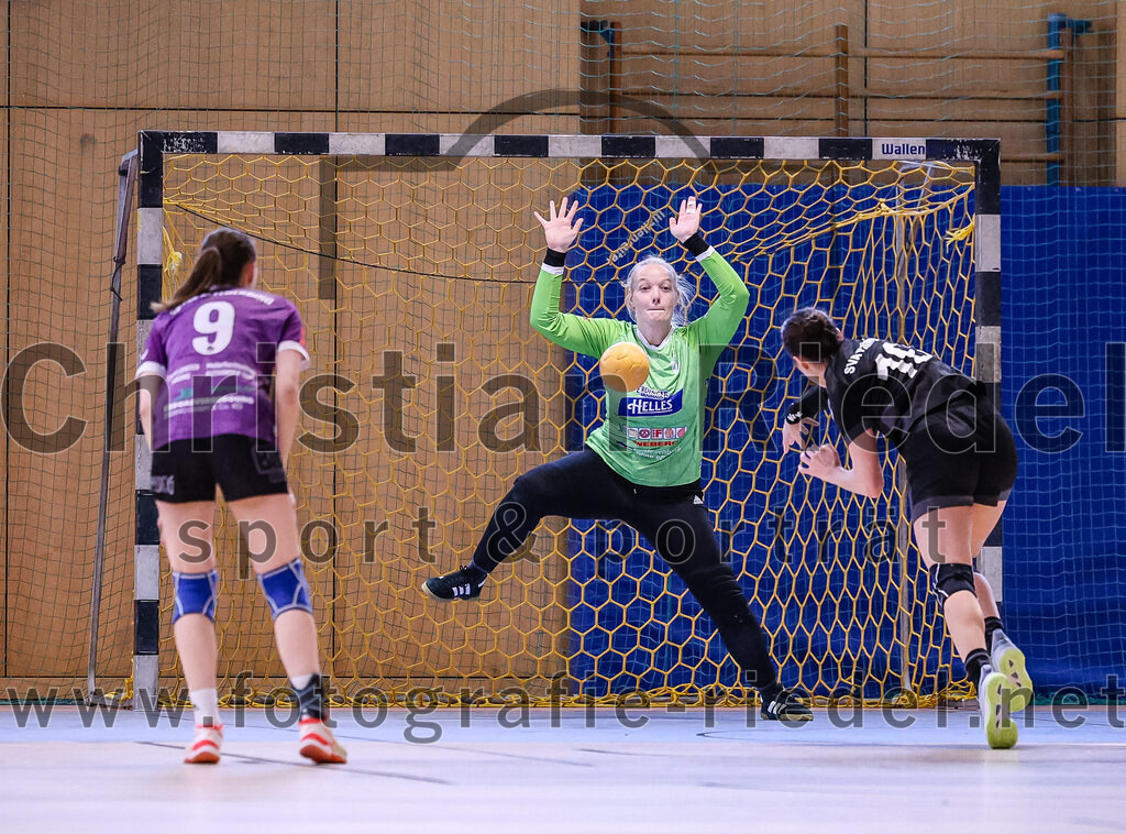 2024-12-14_071_SpVgg_Altenerding_gegen_SVA_Palzing | Erding, Deutschland, 14.12.2024:Handball, Bezirksoberliga Frauen Altbayern 2024 / 2024, 9. Spieltag, SpVgg Altenerding gegen SVA Palzing, Endergebnis: 20:30Julia Kranich (SpVgg Altenerding, #9), Torfrau Hanna Obermair (SpVgg Altenerding, #1), Veronika Wöhrl (SVA Palzing, #10)Foto: Christian Riedel / fotografie-riedel.net