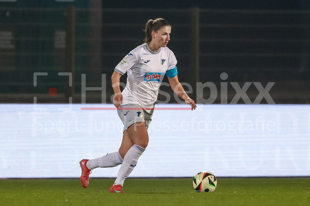 Fussball, Google Pixel Frauen-Bundesliga, SV Werder Bremen - TSG 1899 Hoffenheim | v.li.: Melissa Kössler (TSG 1899 Hoffenheim, 25) am Ball, Freisteller, Einzelbild, Ganzkörper, Aktion, Action, Spielszene, DIE DFB-RICHTLINIEN UNTERSAGEN JEGLICHE NUTZUNG VON FOTOS ALS SEQUENZBILDER UND/ODER VIDEOÄHNLICHE FOTOSTRECKEN. DFB REGULATIONS PROHIBIT ANY USE OF PHOTOGRAPHS AS IMAGE SEQUENCES AND/OR QUASI-VIDEO.