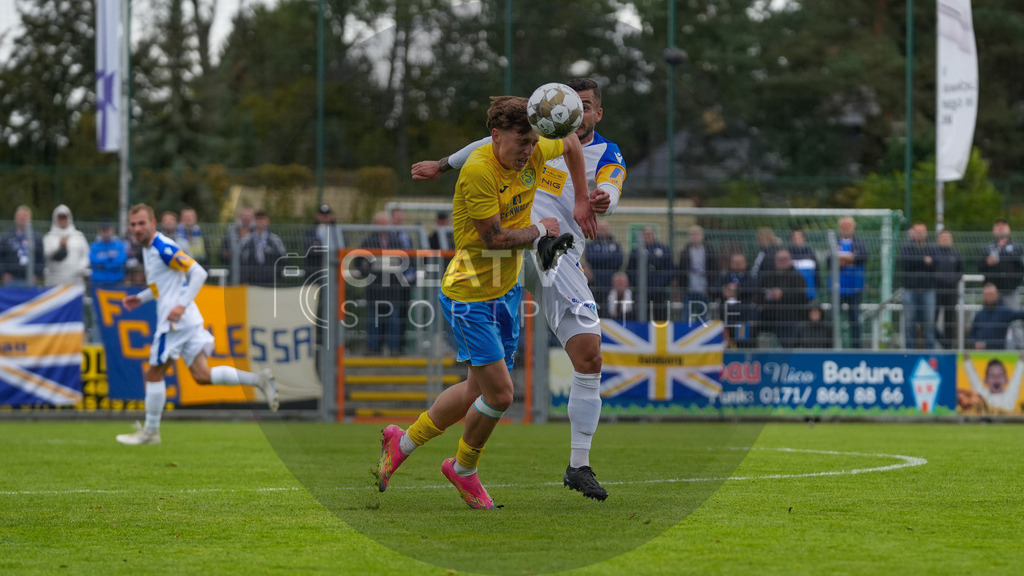 Fußball, Herren, Saison 2025/2026, Regionalliga Nordost, 11. Spieltag, FSV 63 Luckenwalde vs. FC Carl-Zeiss Jena, Samstag 05.10.2025, Werner-Seelenbinder-Stadion Luckenwalde, | Fußball, Herren, Saison 2025/2026, Regionalliga Nordost, 11. Spieltag, FSV 63 Luckenwalde vs. FC Carl-Zeiss Jena, Samstag 05.10.2025, Werner-Seelenbinder-Stadion Luckenwalde, Im Bild: Tim Schleinitz (l. Luckenwalde) und Justin Schau (r. Jena) - Realisiert mit Pictrs.com