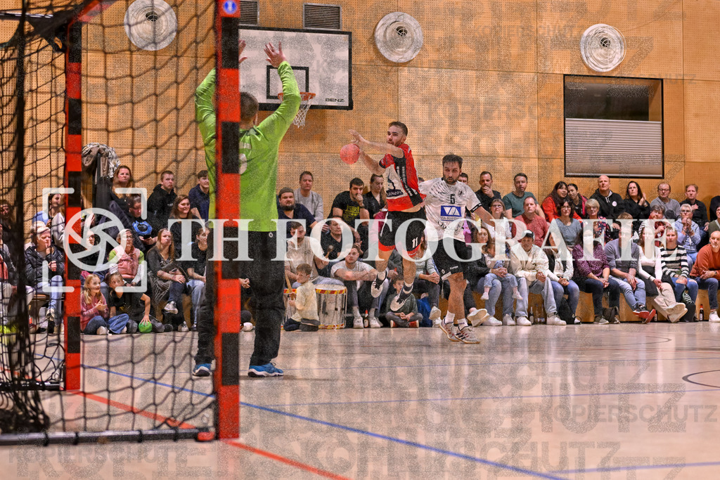 GER, SG Maulburg/Steinen - HSG Dreiland, Handball, Landesliga Suedbaden, 4. Spieltag, Saison 2024/2025, 12.10.2024 | Marcel Janus (SG Maulburg/Steinen, #11) vor dem Tor und im Kreis bei Daniel Schnepf (HSG Dreiland, #16). Im Bild Lucas Hopp (HSG Dreiland, #05)GER, SG Maulburg/Steinen - HSG Dreiland, Handball, Landesliga Suedbaden, 4. Spieltag, Saison 2024/2025, 12.10.2024Foto: TH Fotografie/Thomas Hess