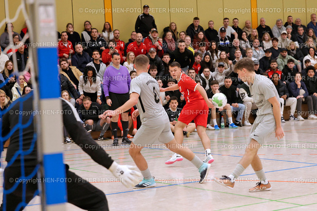 Hallenfussballturnier | 29.12.2024 Stadtmeisterschaft Pfungstadt 27.-29.12.2024 hier Gruppe Erste Mannschaft SV Hahn 1 vs FTG Pfungstadt 1 (5:5) v. li. Paul Reinhardt (6 Hahn) Luis De Nuccio (7 FTG) Marc Scherer (2 Hahn) (Foto: Peter Henrich) - Realisiert mit Pictrs.com