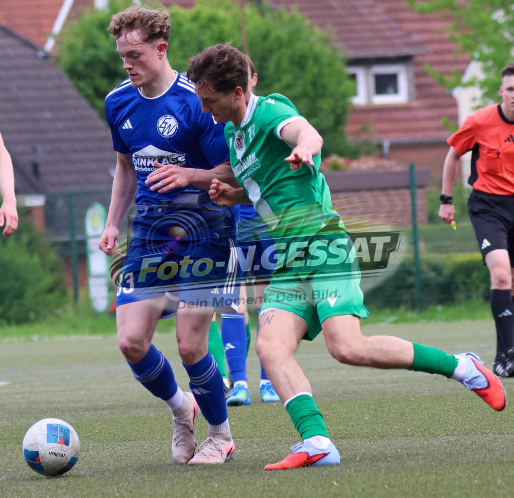 Bünder SV - SV Enger-Westerenger, | Auf dem Bild zu sehen: grün Bünder SV: Nicolai König ; blau SV Enger-Westerenger: Fabrice Walter Bünder SV, SV Enger-Westerenger, Saison 25/26, Kreisliga A, Bünde, Deutschland - Realisiert mit Pictrs.com