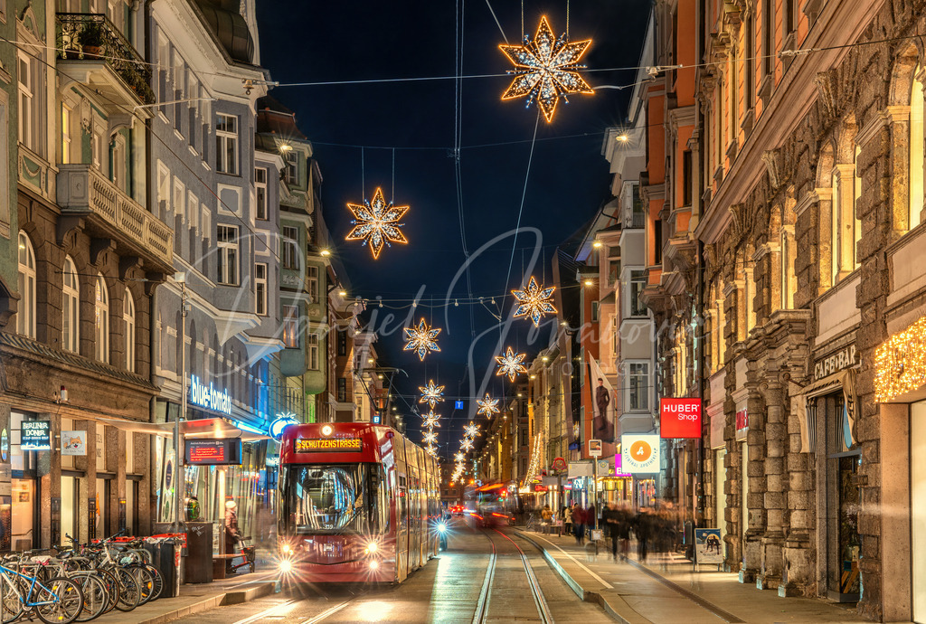 Anichstraße | Blick in die weihnachtliche Anichstraße