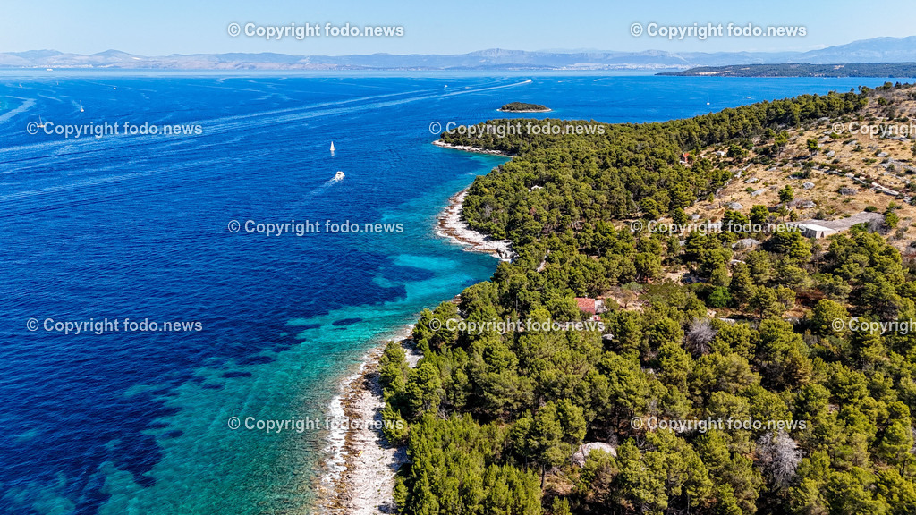 Kroatien_ Brac_ Insel in Dalmatien_ Milna_ 15.07.2025-4 | 15.07.2025, Kroatien, HRV, Brac, Insel in Dalmatien, Milna im Bild Themenbild, Strand, Felsen, Meer, Wasser, Adria, blau, Lagune, Badeplatz, Kueste, typischer Kuestenabschnitt in Kroatien, Kiefernwald, Luftaufnahme, Feature, Symbolbild