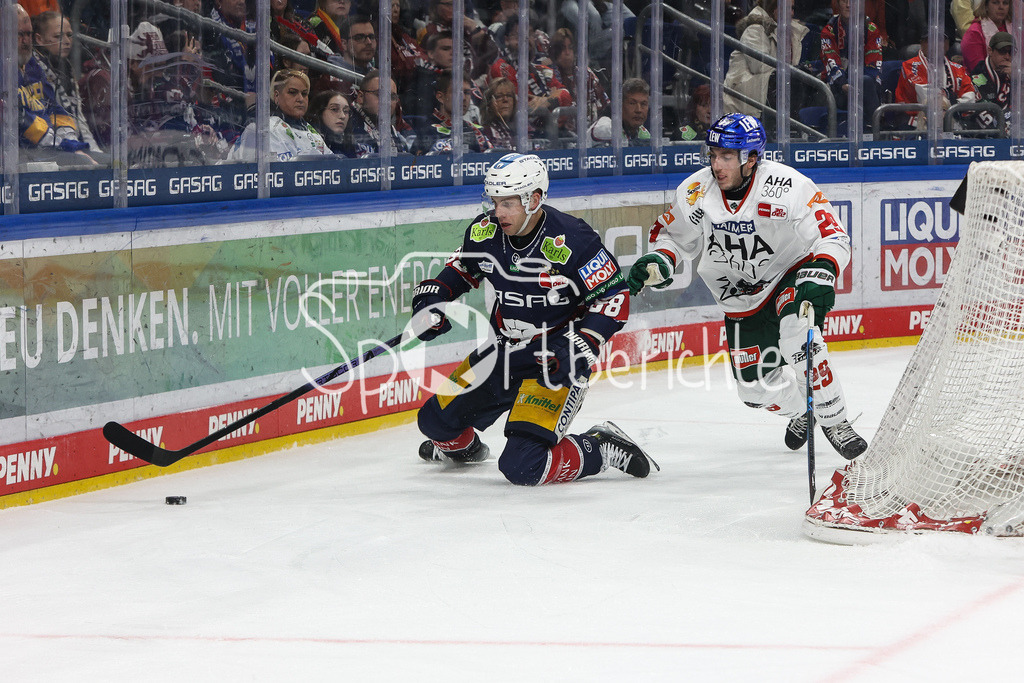 Eisbären Berlin - Augsburger Panther | Yannick VEILLEUX (EBB #38) im Duell mit Nicholas WELSH (AEV #29) / Zweikampf