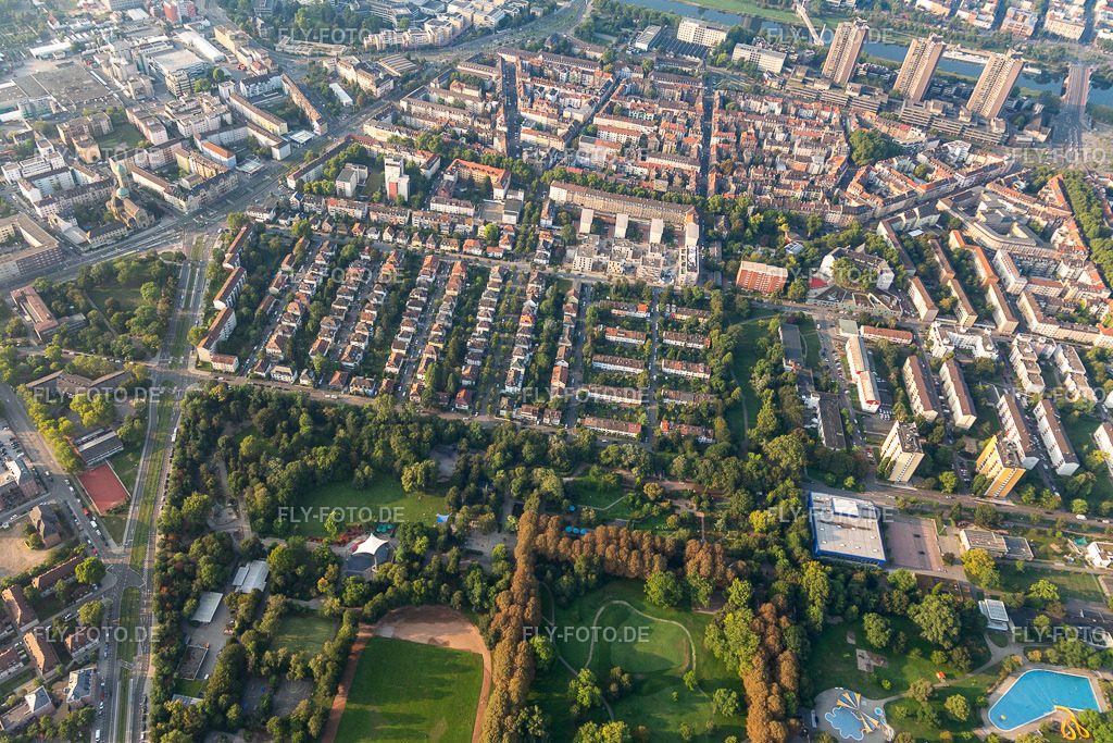 Herzogenriedpark, Neckarstadt Ost | Luftbild: Herzogenriedpark, Neckarstadt Ost im Ortsteil Neckarstadt-Ost in Mannheim im Bundesland Baden-Württemberg in Deutschland. Foto: IMG_116983.jpg vom 25.08.2019 durch Werner Riehm/FLY-FOTO.de - Realisiert mit Pictrs.com