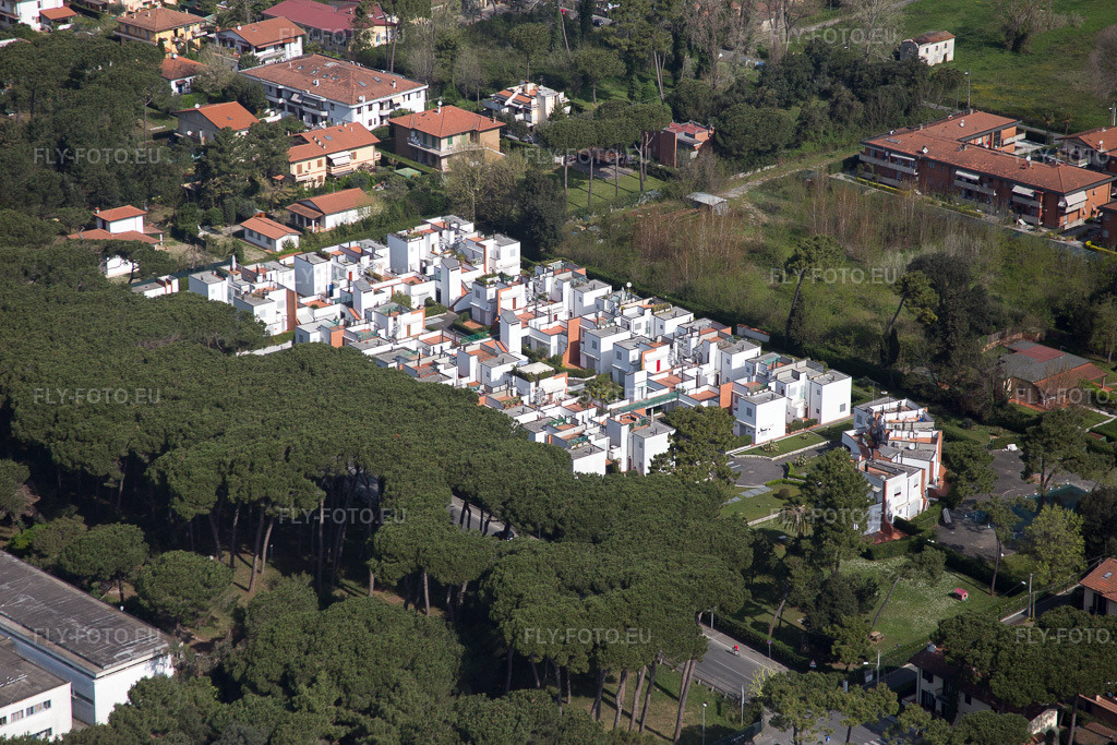 Vue aérienne: Vue de la ville à Marina di Massa dans le département Toscane, Italie – .Photo: IMG_087111.jpg prise le 04/04/2016 par Werner Riehm/FLY-FOTO.eu – Résolution de l'original: 5472 x 3648 px