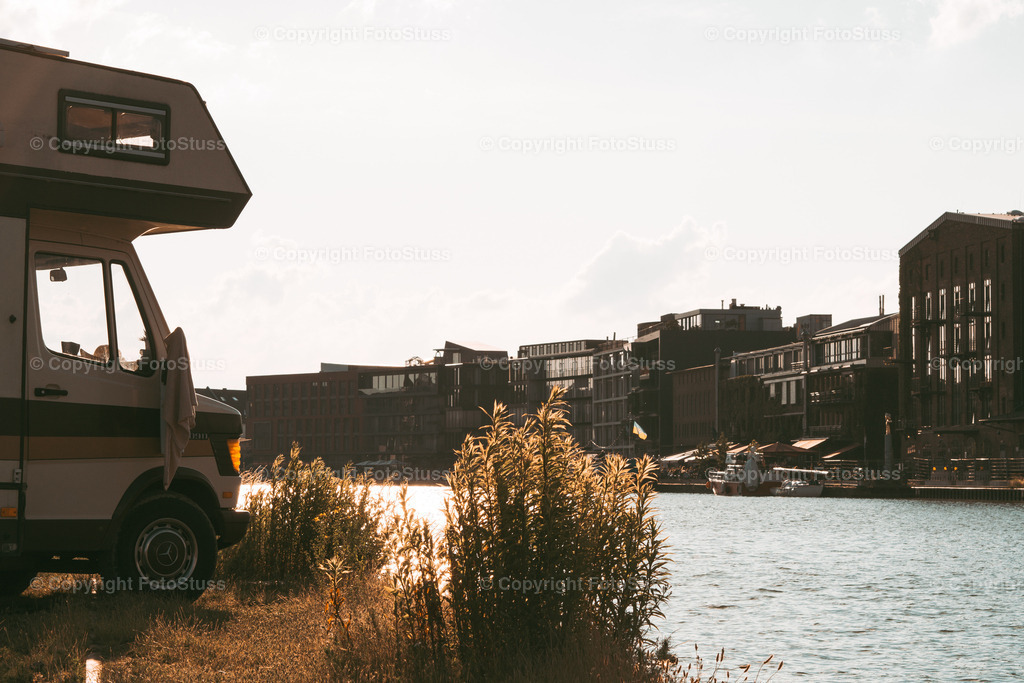 Wohnmobil am Hafen von Münster | Ein historisches Wohnmobil am Hafen von Münster. - Realisiert mit Pictrs.com