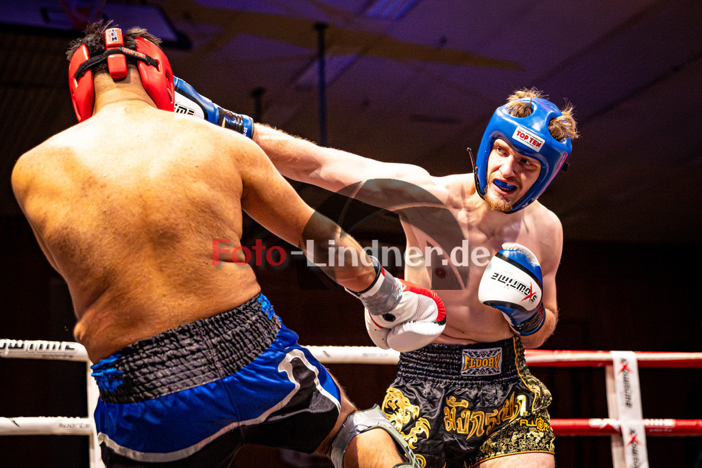 Sokol ibishi (Ho-Jen Lindau) blau gegen Milutin Djordjevic (Kampfsport Kosaric) rot | MFA Fight Night Herren K1 Style -80kg Kampf 5, Sokol ibishi (Ho-Jen Lindau) blau gegen Milutin Djordjevic (Kampfsport Kosaric) rot, 20251108,,2025-11-08 in Penzberg (Wellenberghalle Penzberg), Copyright: WolfgangxLindner www.foto-lindner.de
