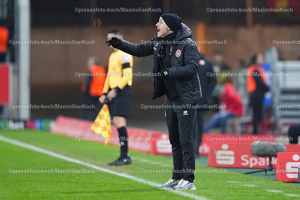 xYDRx01022601050 | 01.02.2026, xydrx, Fußball, 3.Liga, Rot-Weiss Essen - SV Wehen Wiesbaden, Saison 2025 2026, Stadion an der Hafenstraße: Daniel Scherning (Cheftrainer SV Wehen Wiesbaden) gestikulierend   DFB regulations prohibit any use of photographs as image sequences and or quasi-video. Photo: xYannisxDreimannxPressefotoKochx