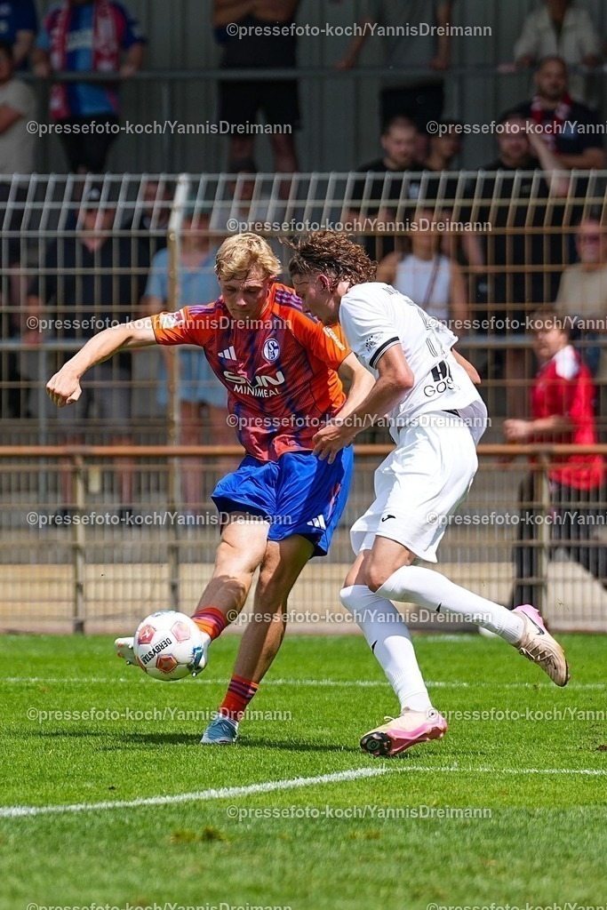 xYDR20072501074 | 20.07.2025, xydrx, Fußball, Rot Weiss Ahlen - FC Schalke 04, Testspiel, Wersestadion: Peter Remmert (FC Schalke 04 #39) im Zweikampf gegen Dominik Limprecht (Rot Weiss Ahlen #3)