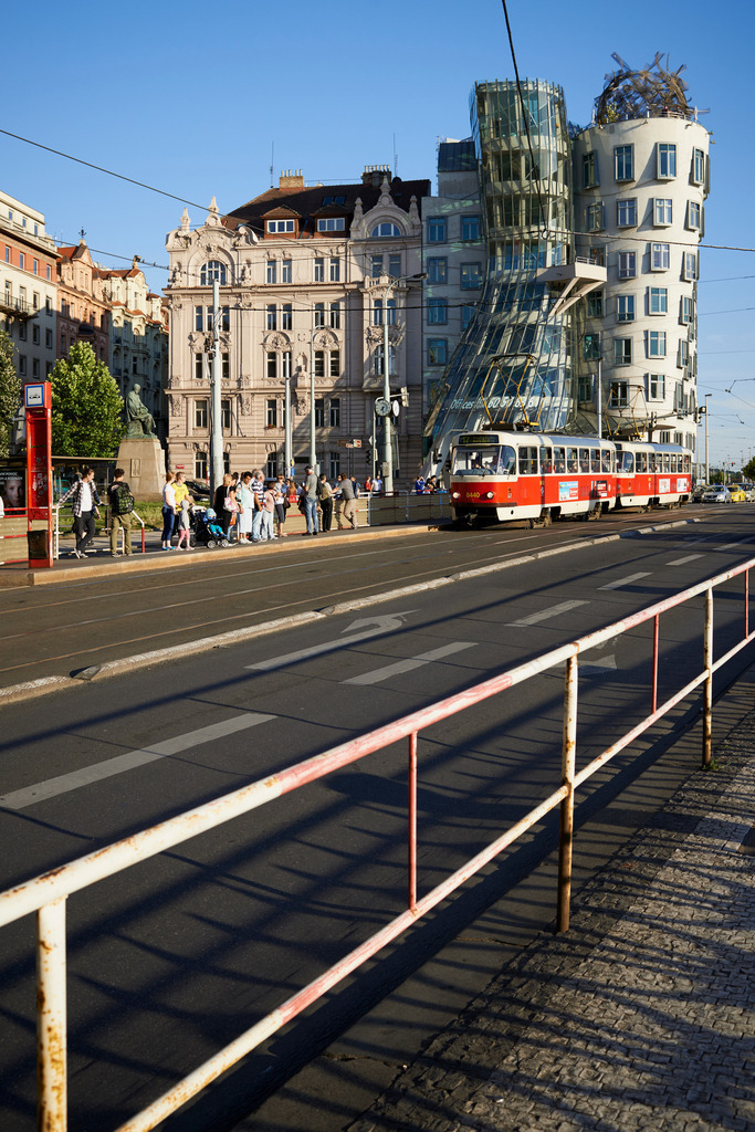 Das Tanzende Haus | Prag, Austria - June 28, 2015: Das Tanzende Haus mit roter Strassenbahn. - Realisiert mit Pictrs.com