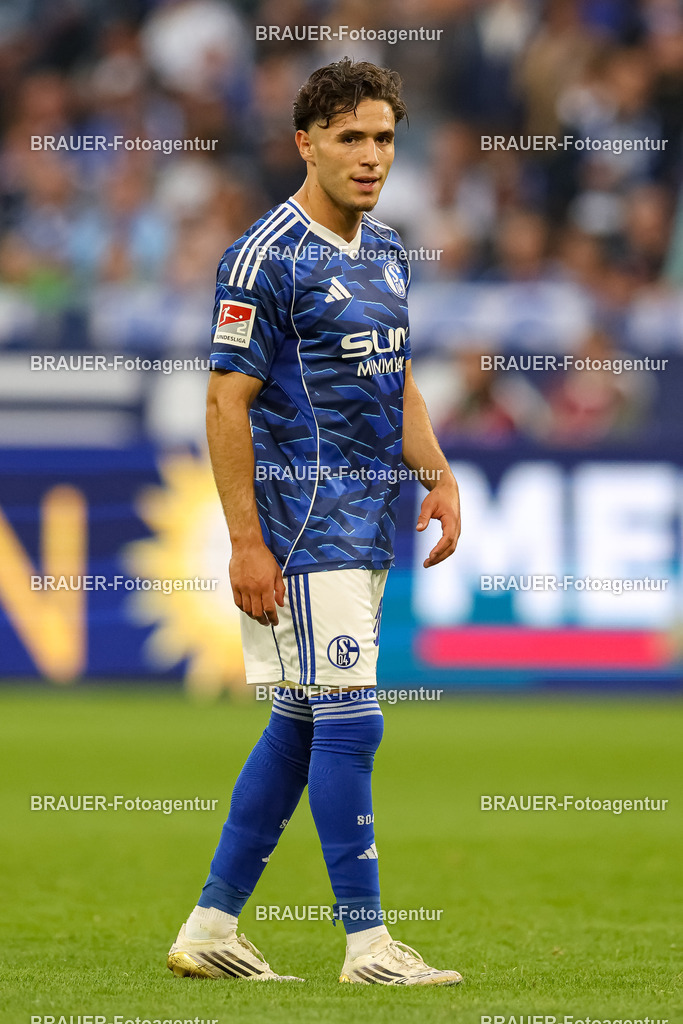 1_S04BER_20250801_1456.JPG -  - FC Schalke 04 - Hertha BSC Berlin - 2. Bundesliga | Gelsenkirchen, Deutschland, 01.08.25: Soufiane El-Faouzi (FC Schalke 04) schaut waehrend des Spiels der 2. Bundesliga zwischen FC Schalke 04 - Hertha BSC Berlin in der Veltins-Arena am 01. August 2025 in Gelsenkirchen, Deutschland. (Foto von Stefan Brauer/Brauer-Fotoagentur)DFB/DFL REGULATIONS PROHIBIT ANY USE OF PHOTOGRAPHS AS IMAGE SEQUENCES AND/OR QUASI-VIDEO.