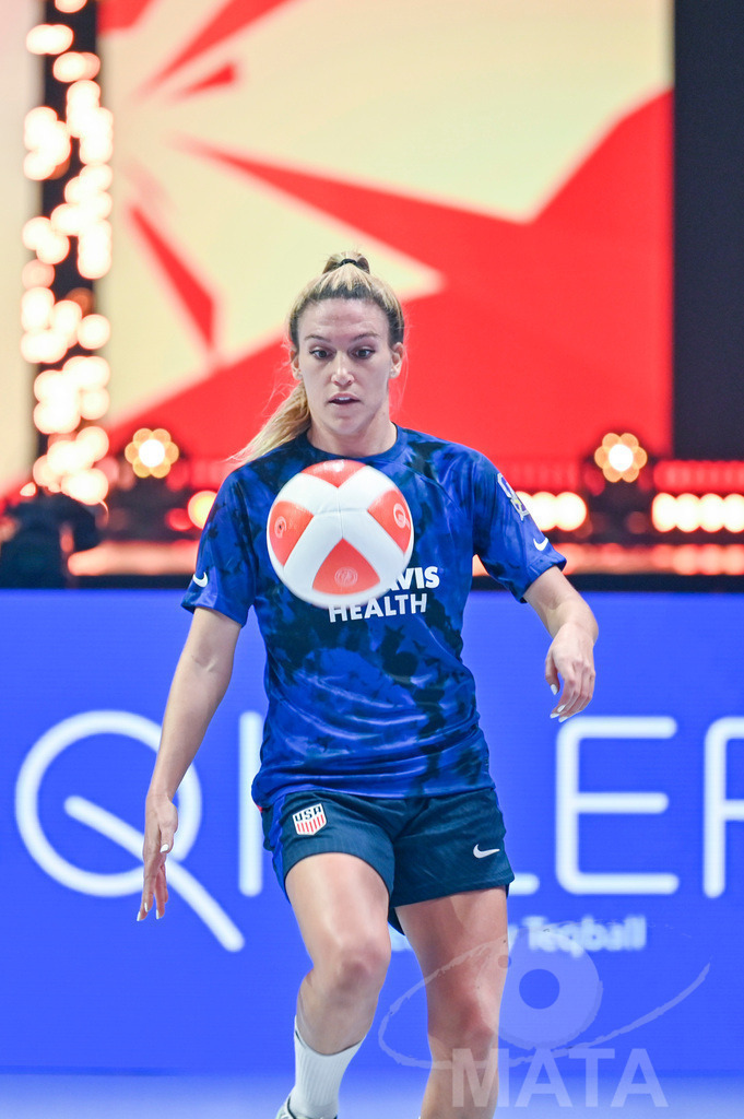 _DWI5971 | Carolyn Greco (USA) beim Frauen- Single Ungarn vs. USA bei der Teqball Weltmeisterschaft 2022 in der Kia Metropole Arena. Nürnberg, 27.11.2022 - Realisiert mit Pictrs.com