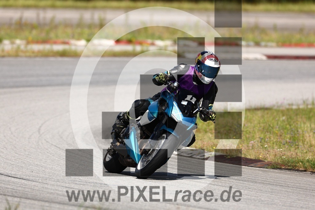 0011-20240805_00997 | Schöne Erinnerungen an spannende Momente - das festzuhalten ist unser Job. PIXELrace.de ist seit 2003 auf den Rennstrecken Europas unterwegs um die Action draußen beim Fahren und die wunderbare Stimmung imm Fahrerlager für euch einzufangen.