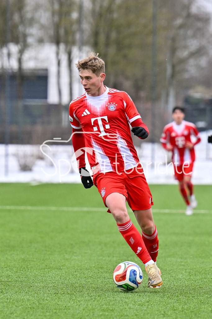 FC Bayern Amateure - SGV Freiberg Fussball | MUNICH, GERMANY - 29. JANUARY: am Ball Anton HEINZ (FC Bayern München II 9) / Einzelfoto / Freisteller während dem Testspiel zwischen den Amateuren des FC Bayern und dem SGV Freiberg Fussball am FC Bayern Campus