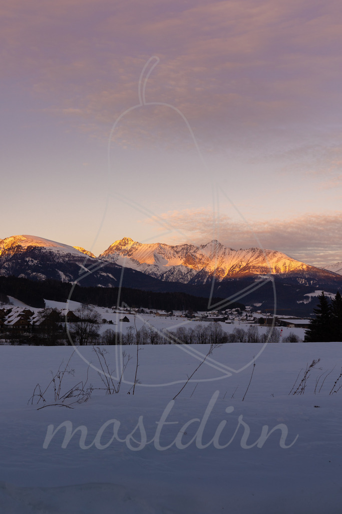 Berge glühen im Lungau | Bei Veröffentlichung des Bildes ist eine Namensnennung wie folgt erforderlich: 
Foto: Mostdirn Irmgard Wieser
 - Realisiert mit Pictrs.com