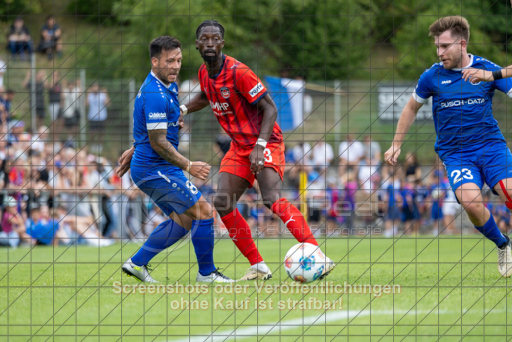 20250706_160101_1213 | #,TSG Salach (blau) vs. 1.FC Heidenheim (rot), Fußball, Freundschaftsspiel - WfV, Saison 2025/2026, Rasensportplatz, Staufenecker Str. 41, 73084 Salach, 06.07.2025 - 15:30 Uhr,Foto: PhotoPeet-Sportfotografie/Peter Harich