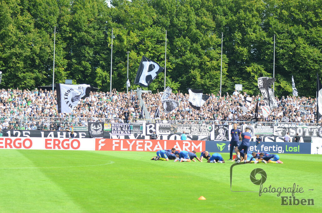 SV Atlas-Delmenhorst-Borussia Mönchengladbach | DFB-Pokal 1. Runde;SV Atlas Delmenhorst (gelb)-Borussia Mönchengladbach (schwarz) am 17.08.2025 in Oldenburg (Marschweg-Stadion), Photo: Philip Eiben 2025 - Realisiert mit Pictrs.com