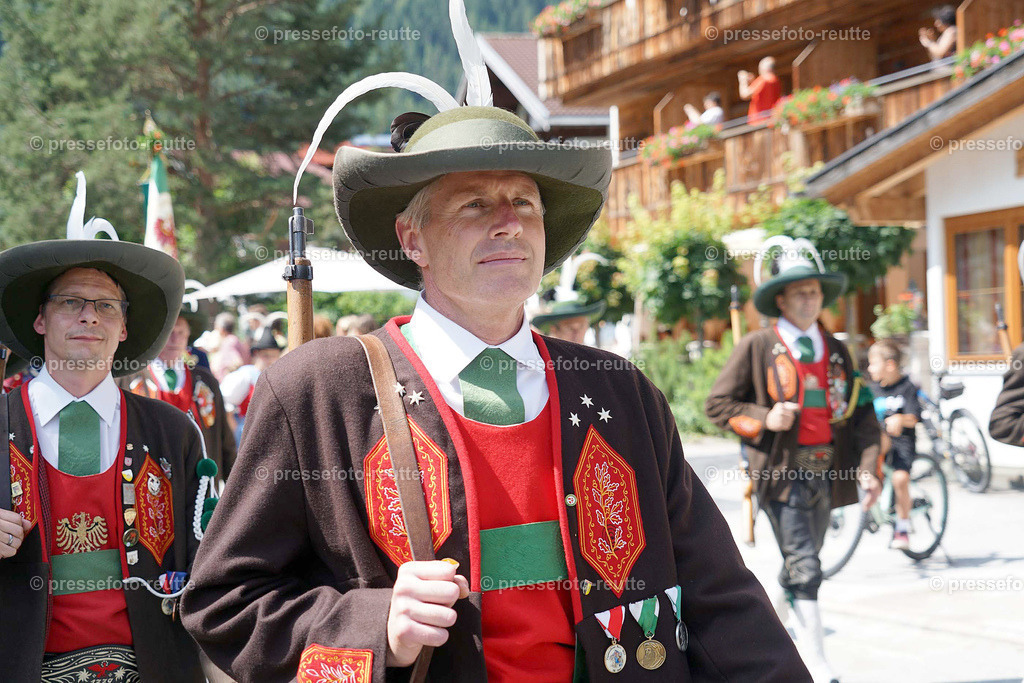 e22-news-2023-Juli23-Regimentsschuetzenfest3-Steeg-UMZUG_DORF-DSC07432 | Info aus dem Bezirk Reutte/Ausserfern Tirol sowie eine umfangreiche Bilddatenbank über die gesamte Region: Lechtal, Talkessel Reutte, Tannheimertal, Zwischentoren. Lech, Plansee, Zugspitze, Grenztunnel, B179, Fernpassstraße, Verkehr, Lawinen, Tradition, - Realisiert mit Pictrs.com