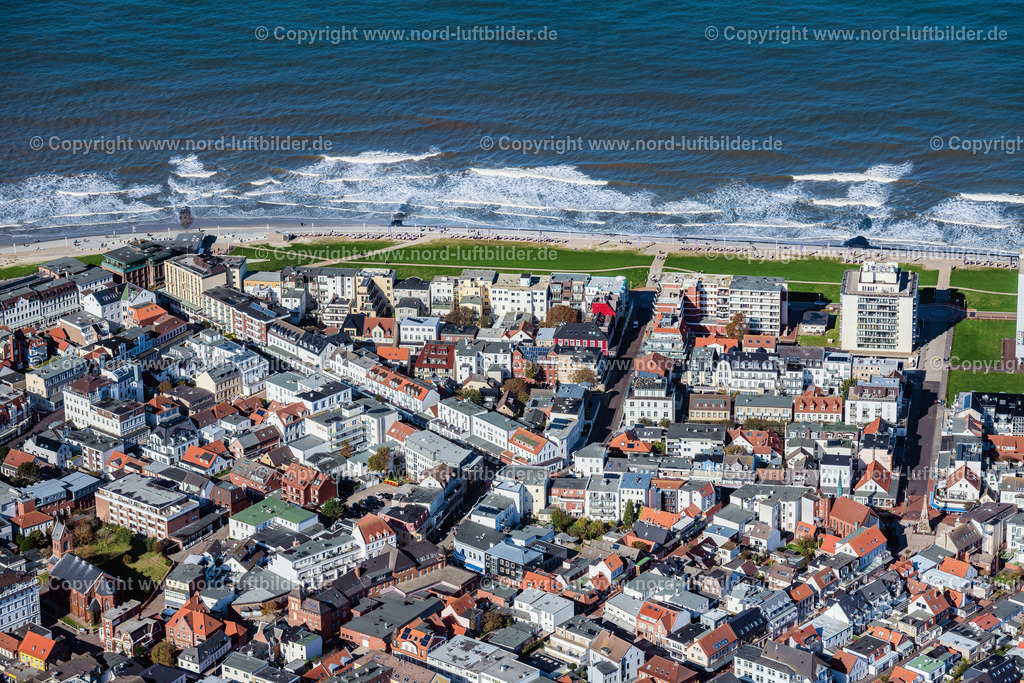 Norderney_Ortsansicht_ELS_5682091022 | NORDERNEY 09.10.2022 Inselbereich Norderney mit dem Ortskern und Uferbereich, Strand  in Norderney im Bundesland Niedersachsen, Deutschland. // Island area Norderney with the village center in Norderney in the state Lower Saxony, Germany. Foto: Martin Elsen