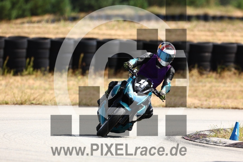 0011-20240805_01070 | Schöne Erinnerungen an spannende Momente - das festzuhalten ist unser Job. PIXELrace.de ist seit 2003 auf den Rennstrecken Europas unterwegs um die Action draußen beim Fahren und die wunderbare Stimmung imm Fahrerlager für euch einzufangen.