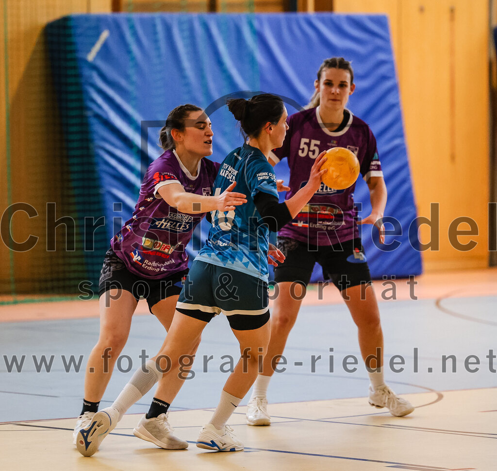 2024-03-09_004_SpVgg_Altenerding_gegen_Eintracht_Dachau-Karlsfeld | Erding, Deutschland, 09.03.2024:
Handball, Bezirksoberliga Frauen Altbayern 2023 / 2024, 17. Spieltag, SpVgg Altenerding gegen Eintracht Dachau-Karlsfeld, Endergebnis: 26:25

Katharina Künstner (SpVgg Altenerding, #23), Lisa Brugger (TSV Eintracht Karlsfeld, #10), Verena Bauer (SpVgg Altenerding, #55)

Foto: Christian Riedel / fotografie-riedel.net