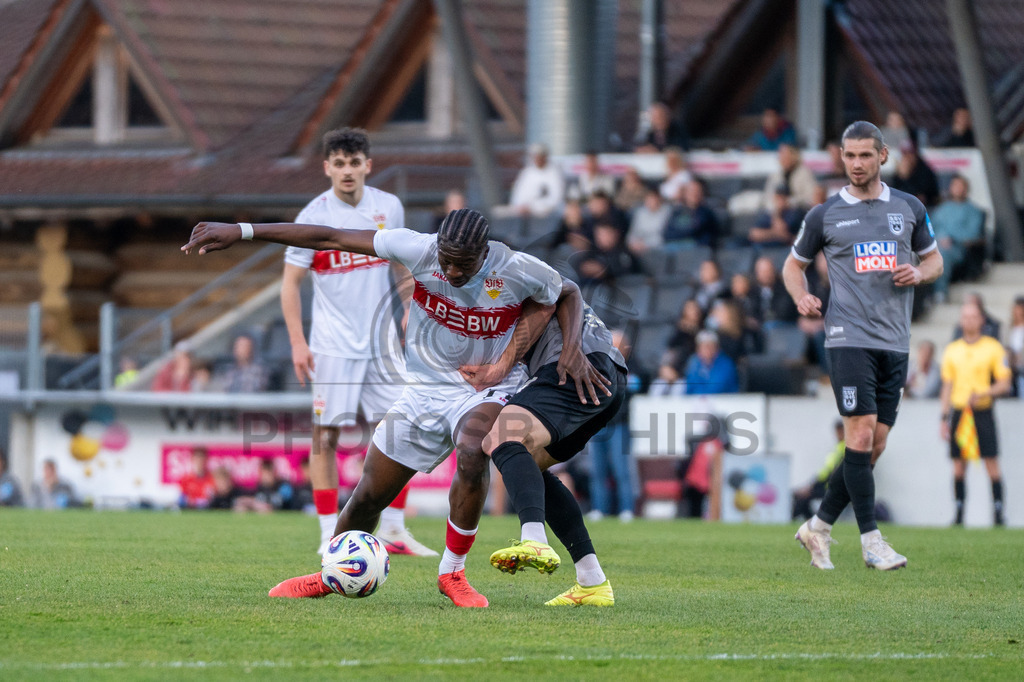 VfB Stuttgart II vs. SSV Ulm 1846 Fussball, Fussball, 3. Liga, 32. Spieltag, 08.04.2026 | Zweikampf zwischen Mansour Ouro-Tagba (VfB Stuttgart II, #27) und Dennis Dressel (SSV Ulm 1846 Fussball, #14),VfB Stuttgart II vs. SSV Ulm 1846 Fussball, Fussball, 3. Liga, 32. Spieltag, 08.04.2026DFB regulations prohibit any use of photographs as image sequences and/or quasi-video