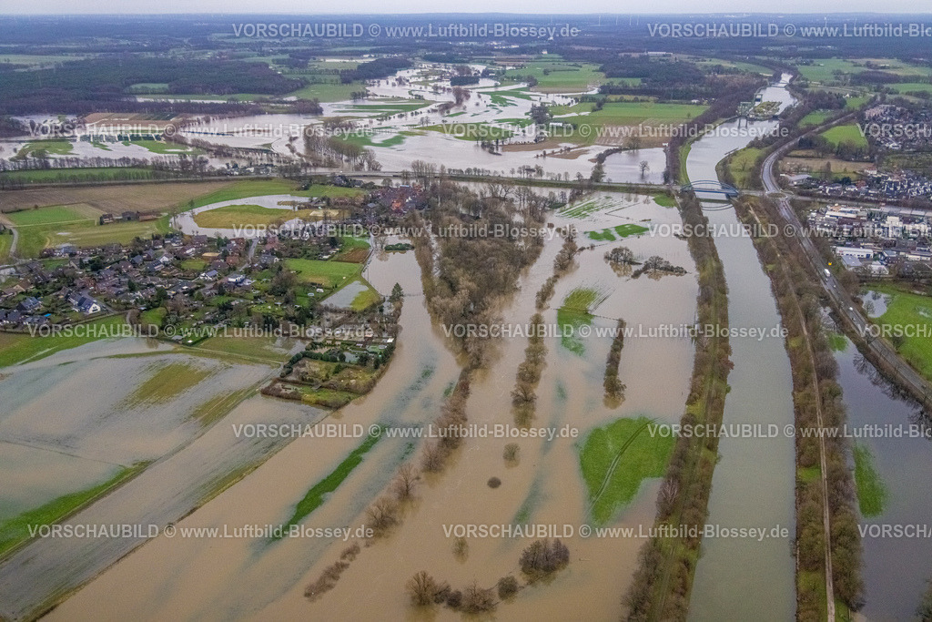 Huenxe231204085 | Luftbild vom Hochwasser der Lippe, Weihnachtshochwasser 2023, Fluss Lippe tritt nach starken Regenfällen über die Ufer, Überschwemmungsgebiet am Ortsteil Krudenburg, Wesel-Datteln Kanal Brücke der Dinslakener Straße über den Wesel-Datteln-Kanal, Hünxe, Ruhrgebiet, Nordrhein-Westfalen, Deutschland