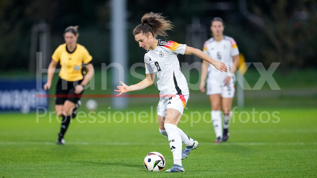241024_F2P_FRAUEN_U23_DEUTSCHLAND_FRANKREICH_173511__OZ21641 | Sophie Weidauer (Deutschland, 8), am Ball, Freisteller, Ganzkörper, Einzelbild, Einzelfoto, Aktion, Action, 24.10.2024, Frankfurt am Main  (Deutschland), Fussball, Länderspiel, U 23-Frauen, Deutschland - Frankreich, DFB/DFL REGULATIONS PROHIBIT ANY USE OF PHOTOGRAPHS AS IMAGE SEQUENCES AND/OR QUASI-VIDEO.