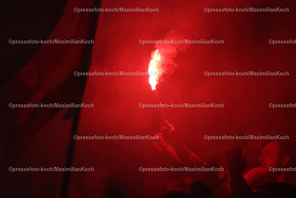 Koe14092402137 | 14.09.2024, 2. Fußball Bundesliga, 1. FC Köln - 1. FC Magdeburg, RheinEnergieSTADION, Saison 2024 2025: Ultras in der Kölner Südkurve zünden bengalisches Feuer Feuerwerkskörper Bengalos Blinker Rauchtöpfe Fans Zuschauer BesucherDFB regulations prohibit any use of photographs as image sequences and or quasi-video.