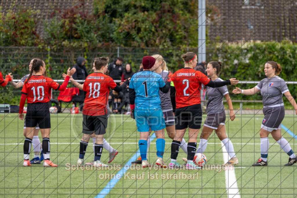 20251005_110133_0053 | #,1.Göppinger SV (rot) vs. SGM Aufhausen/Nellingen (grau), Fußball, Frauen-Regionenliga 3 - WfV, 04. Spieltag, Saison 2025/2026, Kunstrasenplatz Nord, Hohenstaufenstr. 116, 73033 Göppingen, 05.10.2025 - 11:00 Uhr,Foto: PhotoPeet-Sportfotografie/Peter Harich