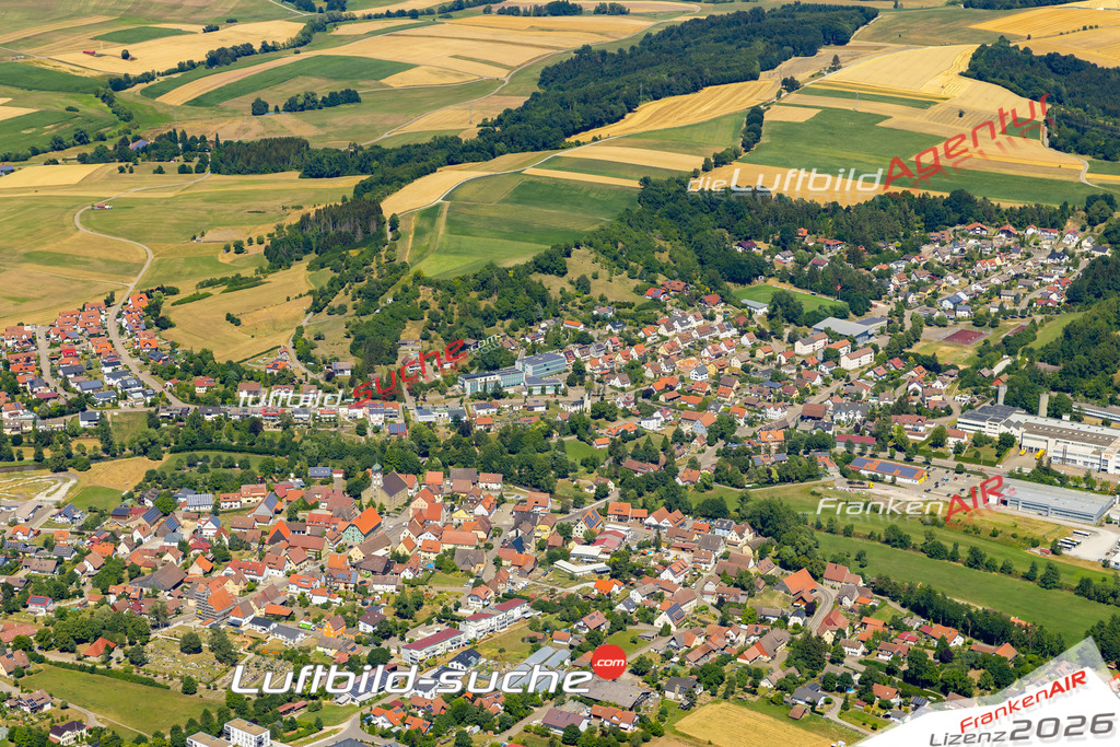 Aktuelles Luftbild von  Bühlertann - Die Luftaufnahme wurde 2022 mittels UL-Flugzeug erstellt ( keine Drohne ) - hochauflösende Kamera-Systeme von  Canon -Beste Qualität - Für grossformatige Ausdrucke geeignet. Die Geschenkidee !