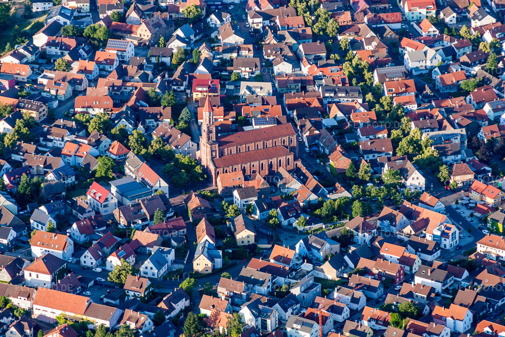 Luftbild: Kirchengebäude des Katholisches Pfarramt St. Ulrich Mörsch im Dorfkern im Ortsteil Mörsch in Rheinstetten im Bundesland Baden-Württemberg in Deutschland. Foto: IMG_66707.jpg vom 05.06.2014 durch Werner Riehm/FLY-FOTO.de