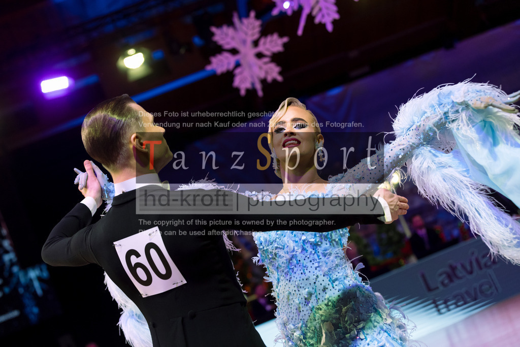 20241215_WDSF_Int_Open_Std-Riga-9840 | Tanzsportbilder, Standardtanz, Lateintanz, WDSF, DTV, LTVB, dancecomp, goc, hessen tanzt, blaues band der spree, walzer, tango, wiener walzer, slowfox, quickstepp, samba, rumba, cha-cha-cha, paso doble. jive, hd-kroft photography, turniertanzsport