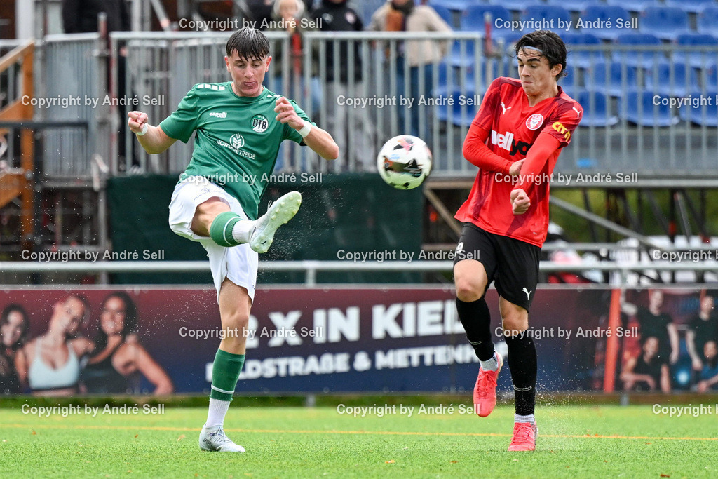 FC Kilia Kiel vs VfB Lübeck II - U21 | Tino Klein (Kilia #19) vs Kevin Majewski (Lübeck #14) / Fußball-Oberliga Männer 2026/2027 / FC Kilia Kiel vs VfB Lübeck II - U21 / Kilia Sportplatz / Kiel / 10.10.26 - Realisiert mit Pictrs.com