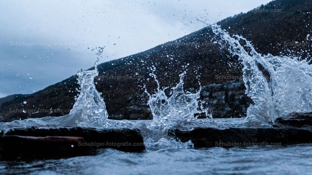 Wellenspritzer | Wellenspritzer eines stürmischen Sees - Realisiert mit Pictrs.com
