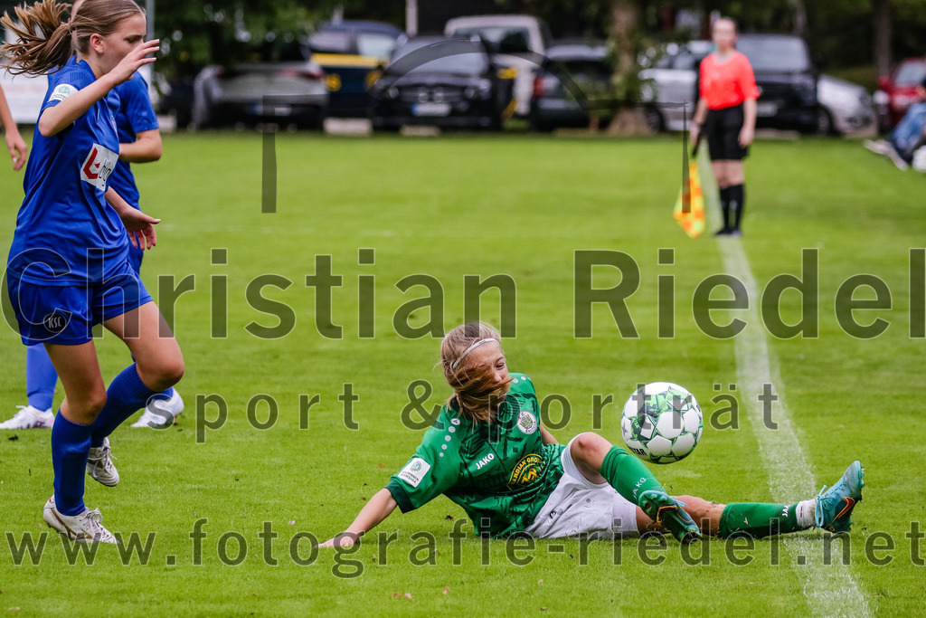 2023-10-07_036_FC_Forstern_gegen_Karlsruher_SC | Forstern, Deutschland, 07.10.2023:
Fußball, B-Juniorinnen-Bundesliga Süd 2023 / 2024, 4. Spieltag, FC Forstern gegen Karlsruher SC, Endergebnis: 1:1

Hannah Ram (FC Forstern, #9)

Foto: Christian Riedel / fotografie-riedel.net