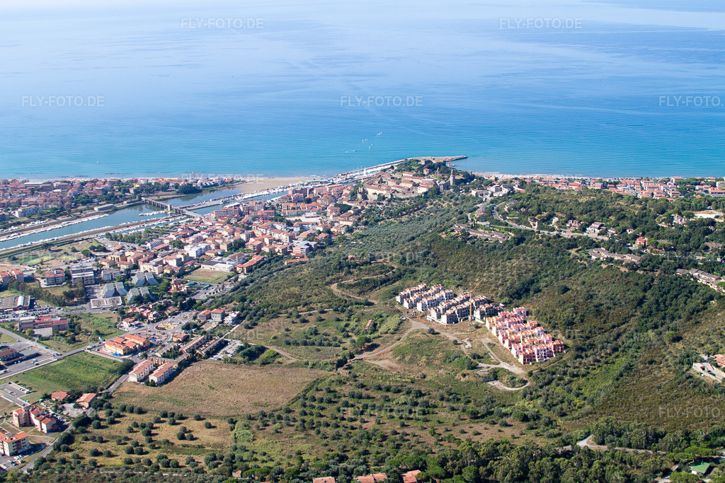 Luftbild: Ortsansicht in Castiglione della Pescaia im Bundesland Toscana in Italien. Foto: IMG_43752.jpg vom 28.07.2011 durch Werner Riehm/FLY-FOTO.de