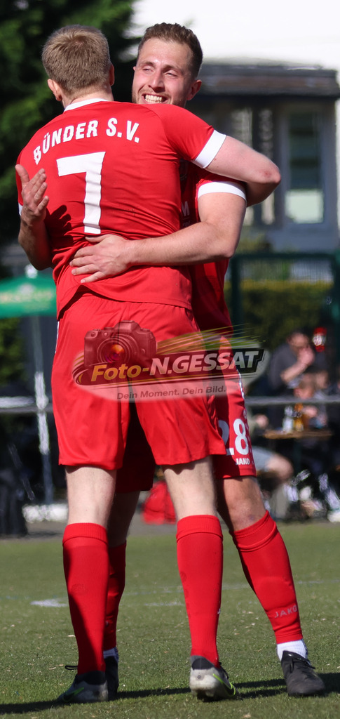 Bünder SV - SC Enger | Auf dem Bild zu sehen: rot Bünder SV v.l.: Volkmar Vöge, Niklas Preiß  Bünder SV, SC Enger, Saison 25/26, Kreisliga A, Bünde, Deutschland - Realisiert mit Pictrs.com