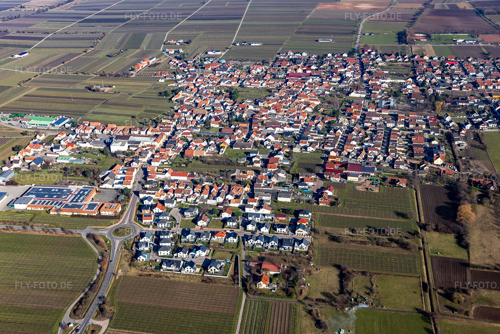 Luftbild: Ortsansicht am Rande von landwirtschaftlichen Feldern und Nutzflächen in Niederkirchen bei Deidesheim im Bundesland Rheinland-Pfalz in Deutschland. Foto: IMG_125370.jpg vom 21.02.2021 durch Werner Riehm/FLY-FOTO.de