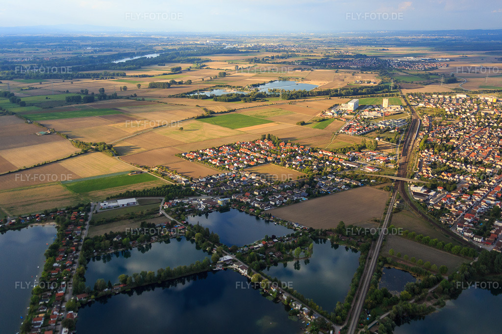 Luftbild: Freizeitzentrum an der Seenlandschaft mit Riedsee, See Wadowski und Charlysee in Biblis im Bundesland Hessen in Deutschland. – Foto: IMG_084446.jpg vom 02.09.2015 durch Werner Riehm/FLY-FOTO.de – Auflösung des Originals: 5472 x 3648 px – WWW.FREIZEITSEE-BIBLIS.DE