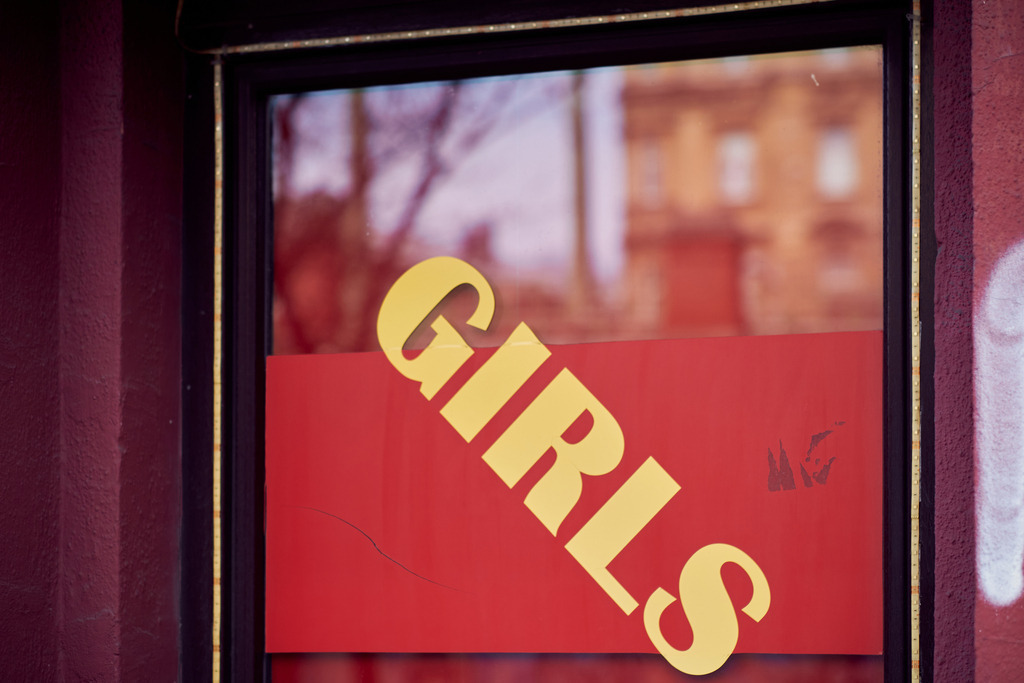 Eintritt zu den Go Go Girls | Wien, Austria - April 01, 2021: entlang der Wiener Gürtel Straße; Eintritt zu den Go Go Girls. - Realisiert mit Pictrs.com