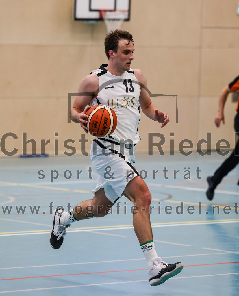 2022-05-01_068_TSV_Vaterstetten_gegen_DJK_Traunstein | Vaterstetten, Deutschland, 01.05.2022:
Basketball, Aufstiegsrunde zur Bayernliga 2021 / 2022, 5. Spieltag, TSV Vaterstetten gegen DJK Traunstein, Endergebnis: 87:79

Konstantin Huber (TSV Vaterstetten, #13)

Foto: Christian Riedel / fotografie-riedel.net