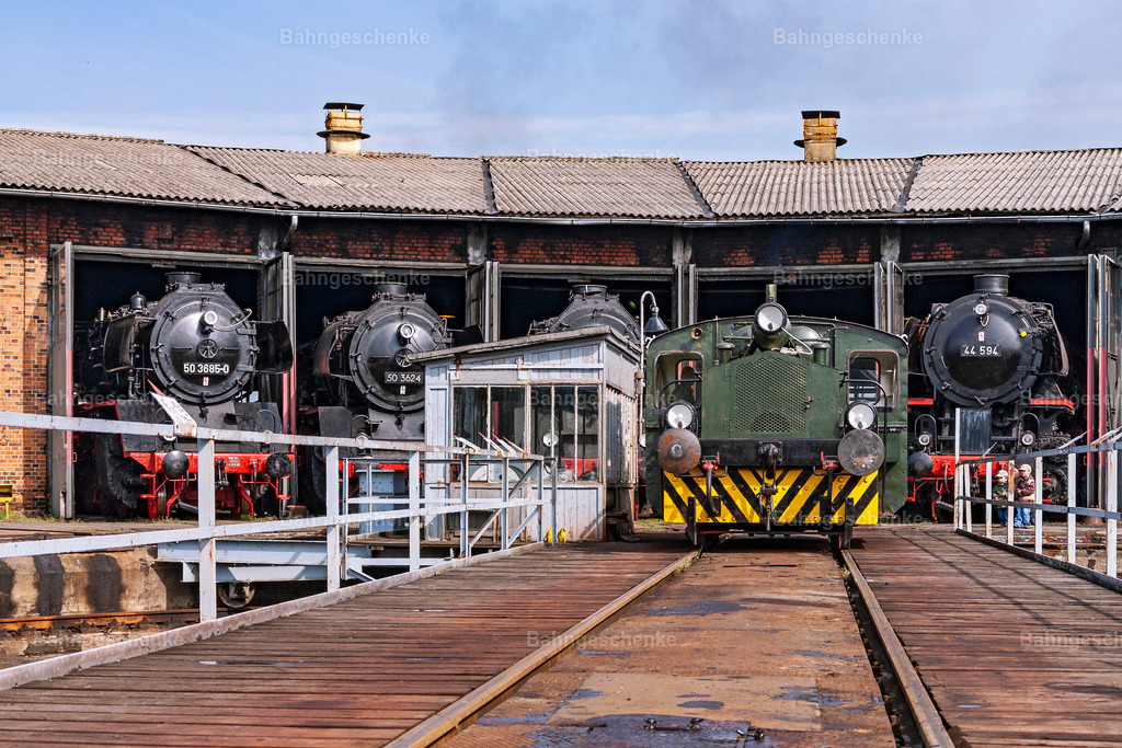 SalzwedelKoef2p260408 | Stöbern Sie durch einzigartige Aufnahmen und finden die perfekte Aufnahme für jeden Eisenbahnentheusiast! Stellen Sie sich aus einer Reihe von Möglichkeiten wie der Druck auf Leinwände, Fotoposter, Kalender oder Magnetfotos Ihr Geschenk zusammen - Realisiert mit Pictrs.com