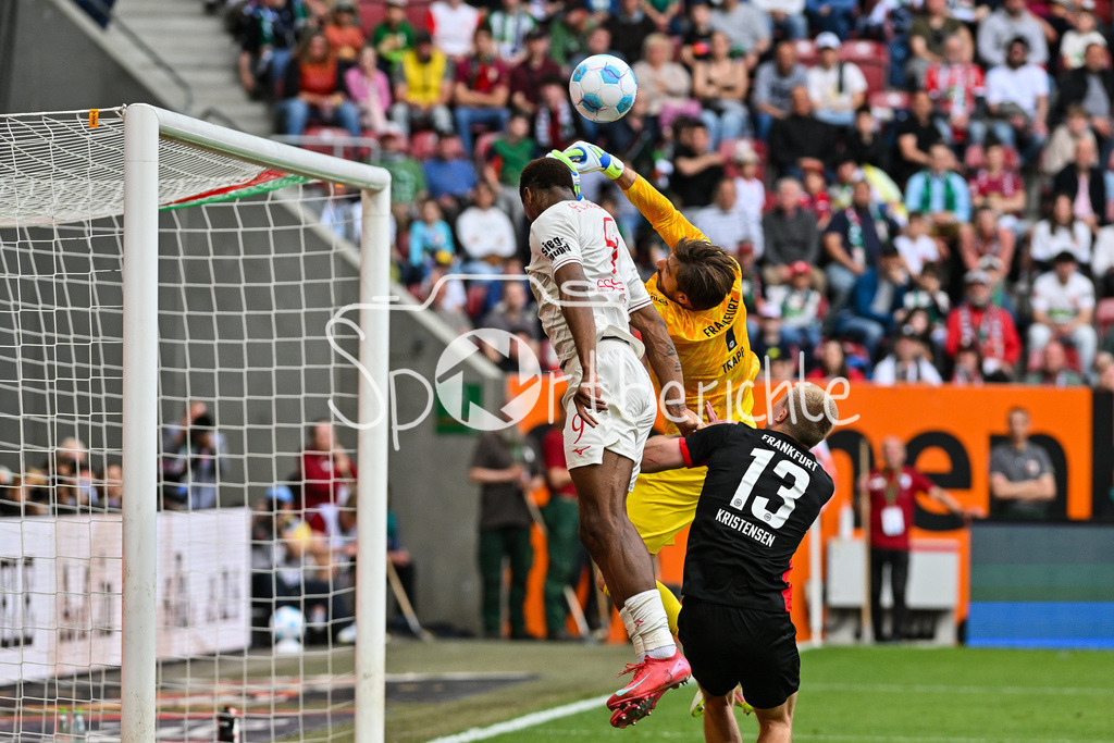 FC Augsburg - SG Eintracht Frankfurt | v. l. Samuel Emmanuel ESSENDE MBONGU (FC Augsburg 9), Kevin TRAPP (Eintracht Frankfurt 1) und Ramsmus KRISTENSEN (Eintracht Frankfurt 13) / Zweikampf / Bundesliga: FC Augsburg - Eintracht Frankfurt, WWK Arena am 20.04.2025