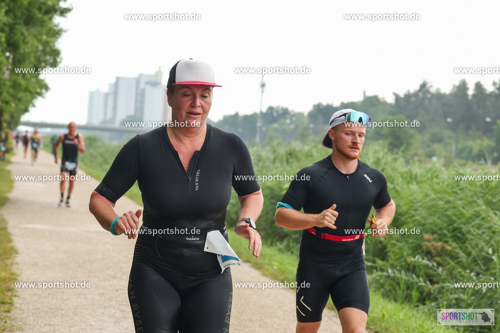 LUR_1729 | 34. M-net Erlanger Triathlon 2025 #erlangertriathlon  #mnettriathlon2025 #mnettriathlon #team #olympischedistanz #mitteldistanz #triathlon #maindonaukanal  #erlangertriathlon2025 #yourpictrs #tv1848 #tv1848erlangen  #triathlonbayern #sportinerlangen #demsportverbunden #sportshot_your_pictrs Copyright: www.sportshot.de