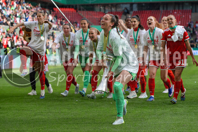 14.05.2026, GER, Fussball, Frauen, DFB-Pokal, Finale, Saison 2025/2026, VfL Wolfsburg - FC Bayern München | Ena Mahmutovic (Bayern) hat den DFB Pokal in der Hand und die Medaille um den Hals